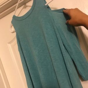 Aerie peep shoulder 3/4 sleeve top w/ split back